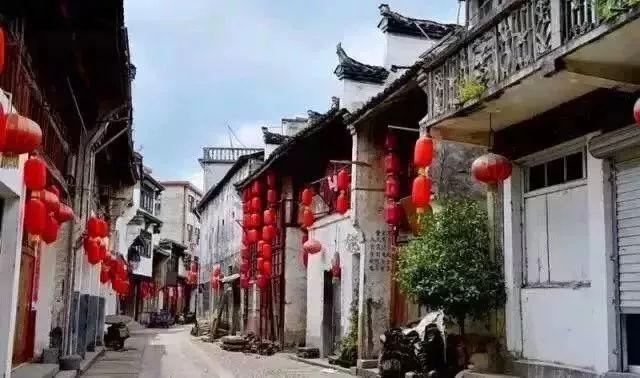 雪天众多大车司机被困,周围热心市民见状立即前来帮助